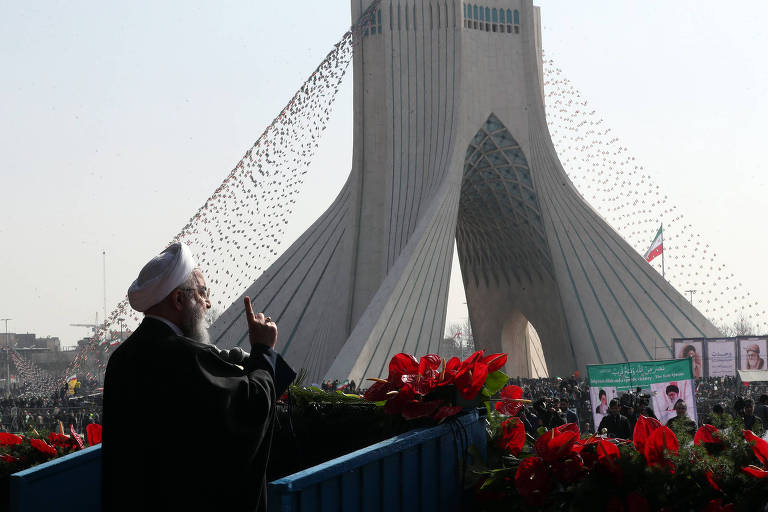 O presidente iraniano, Hasan Rowhani, discursa em Teerã neste domingo (11), no aniversário de 39 anos da Revolução Islâmica