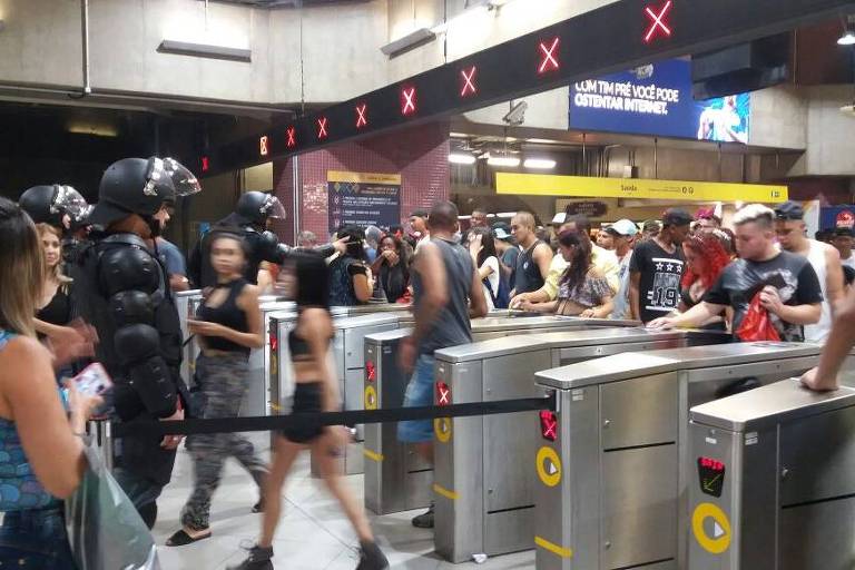 Movimento na estao Faria Lima do metr na noite deste domingo com folies