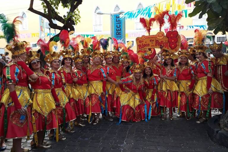 Frevo e maracatu embalam bloco pernambucano