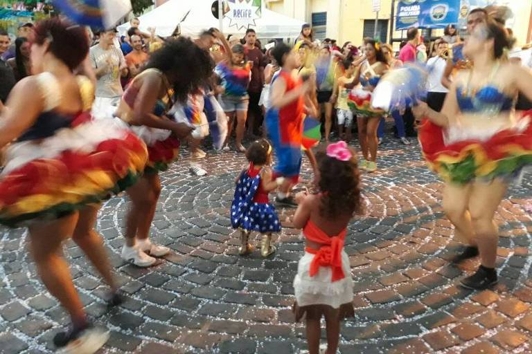 Passistas de frevo ensinam crianas na rua da Moeda