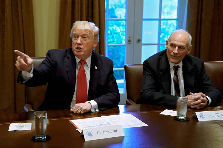 Trump ao lado do seu chefe de gabinete, John Kelly, em reunião na Casa Branca