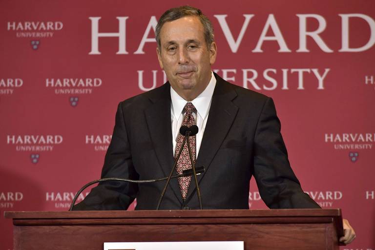 Lawrence Bacow, novo reitor de Harvard, fala em entrevista coletiva no campus da universidade