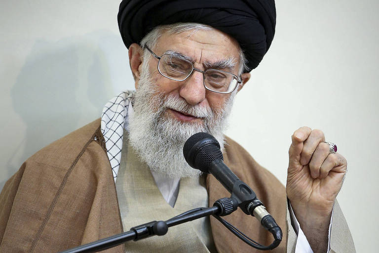 O líder supremo do Irã, aiatolá Ali Khamenei, fala em Teerã no início de janeiro