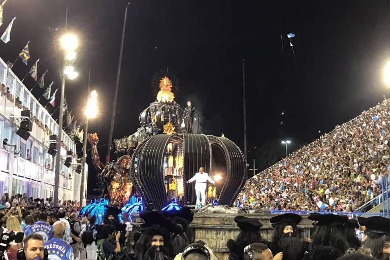 Carro abre-alas da Vida Isabel traz Martinho da Vila