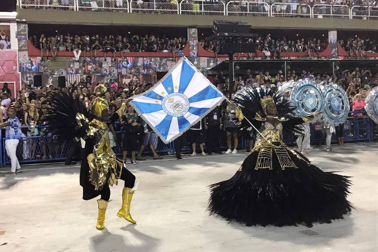 Segundo casal de mestre-sala e porta-bandeira Jackson Senhorinho e Brbara Dionsio