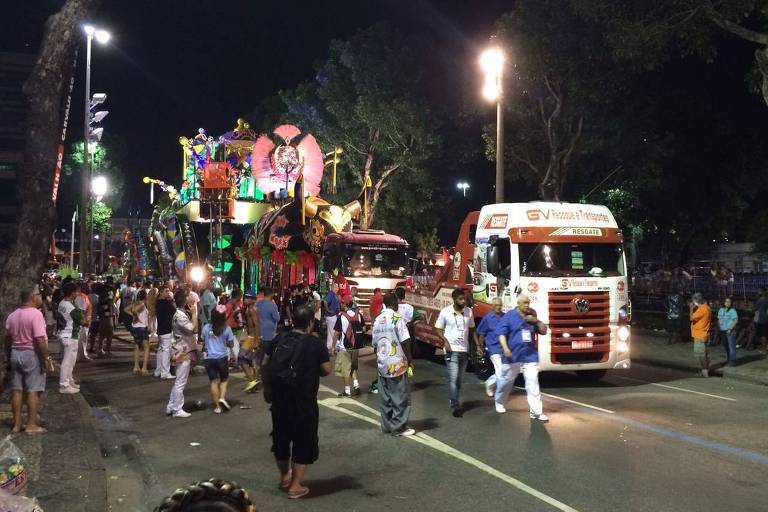 Carro alegrico da Grande Rio parado na av. Presidente Vargas, que d acesso ao Sambdromo 