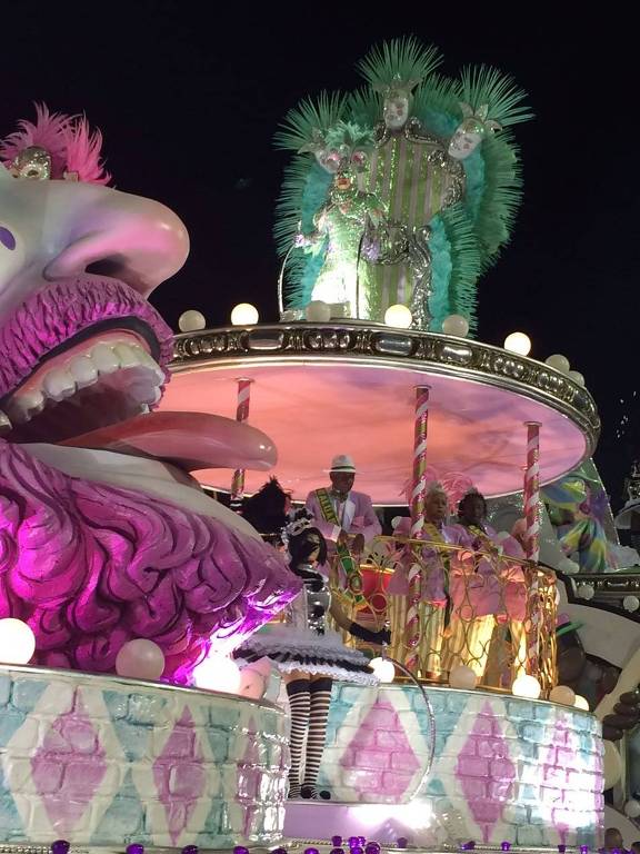 Relembrando carnavais passados, abre-alas da Mangueira traz baluartes da escola