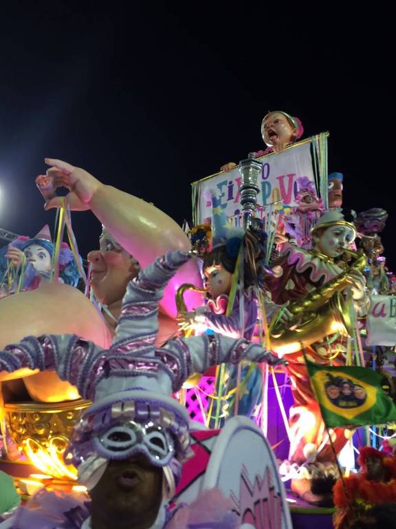 Carro que celebra blocos de Carnaval traz a frase "Deixa o povo brincar", mensagem ao Prefeito Marcelo Crivella (PRB), tido como inimigo da folia