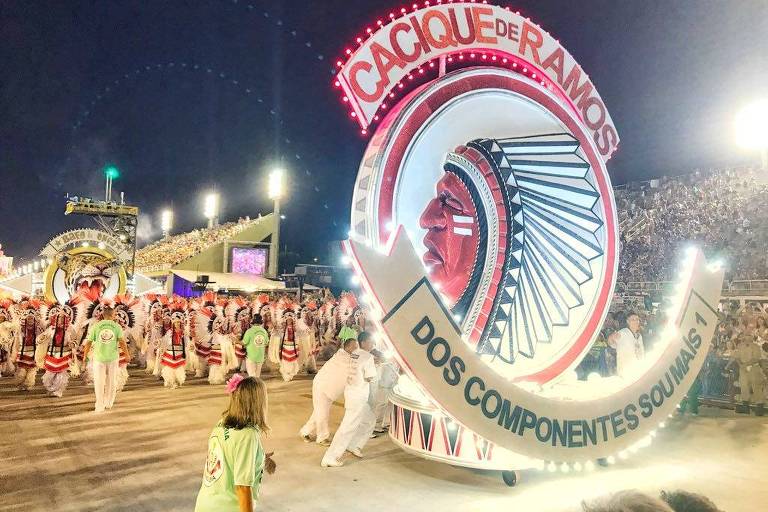 Alinhada com seu enredo "outros carnavais", Mangueira homenageia blocos tradicionais como o Cacique de Ramos