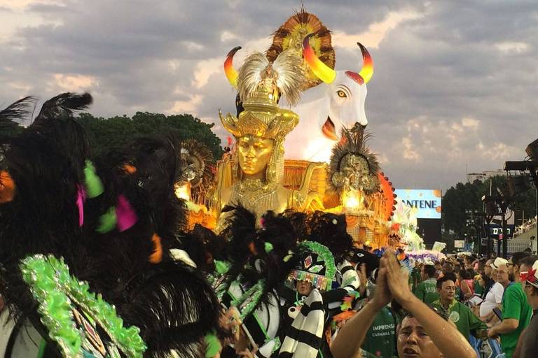 Carro da Mocidade une vaca sagrada hindu a referncias brasileiras, como a festa do boi-bumb