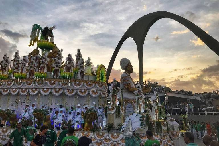 Mocidade encerra seu desfile na Sapuca bastante aplaudida 