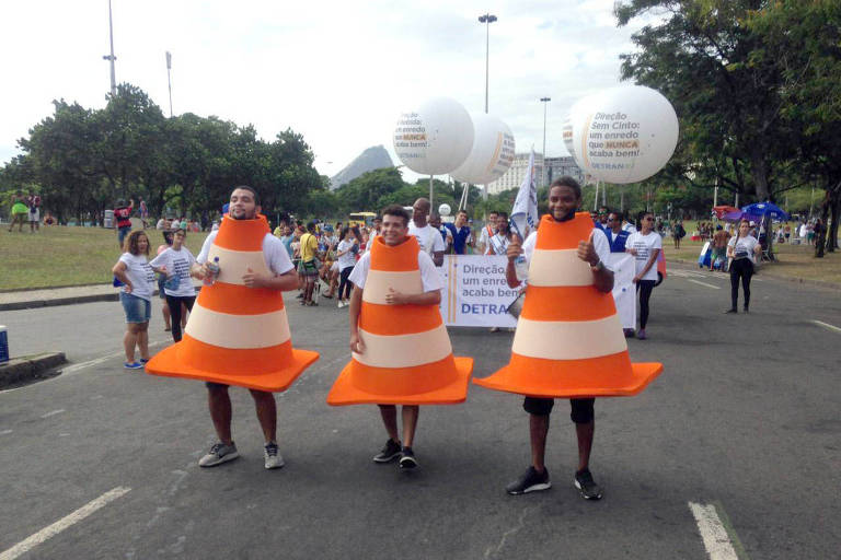 Agentes do Detran fantasiados de cones de trnsito em ao de conscientizao contra direo alcoolizada no bloco Sargento Pimenta, no Rio