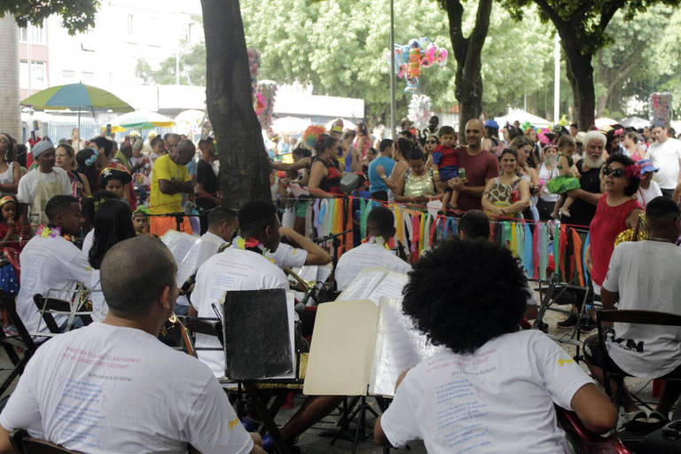 Famlias se concentram para sair no "Largo do Machadinho, mas no largo do suquinho", um dos principais blocos infantis do Rio