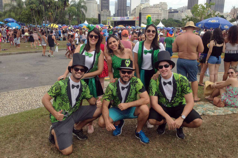 Os amigos Luciana Albuquerque, Ana Porto, Mariana Cabral, Leon Delacio, Gilvan Souza e Thiago Delacio que vieram de Olinda para conhecer o carnaval carioca