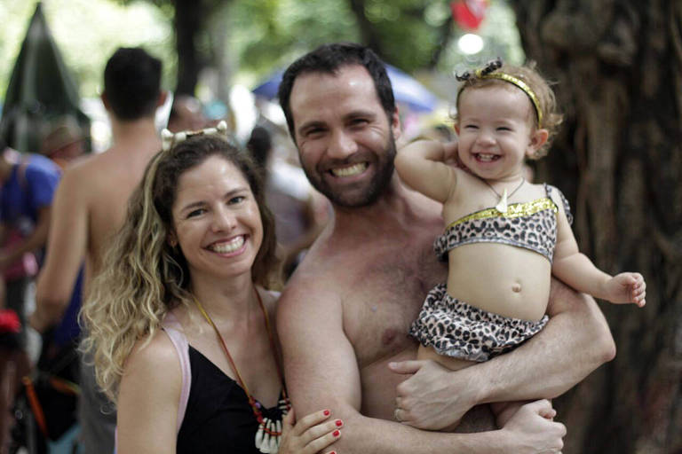 Victor Mazzini, 35, com a mulher e a filha Joana no bloco Lardo do Machadinho, no Rio