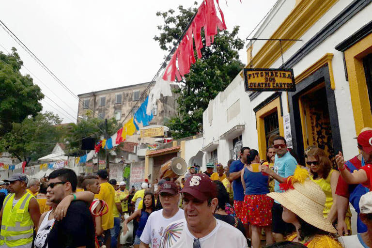 O 71 desfile da Troa Carnavalesca da Pitombeira dos Quatro Cantos sai da sede, na Rua 27 de Janeiro, em Olinda