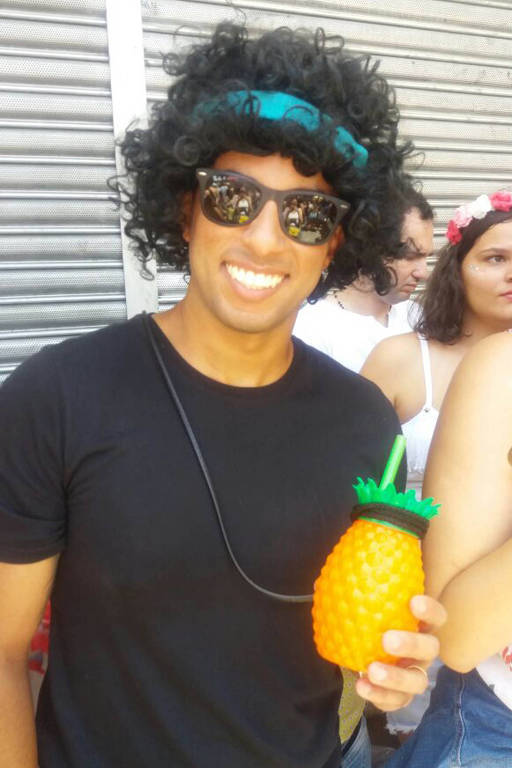 Jonas Silveira Machado, 37, com a caneca de abacaxi em Belo Horizonte