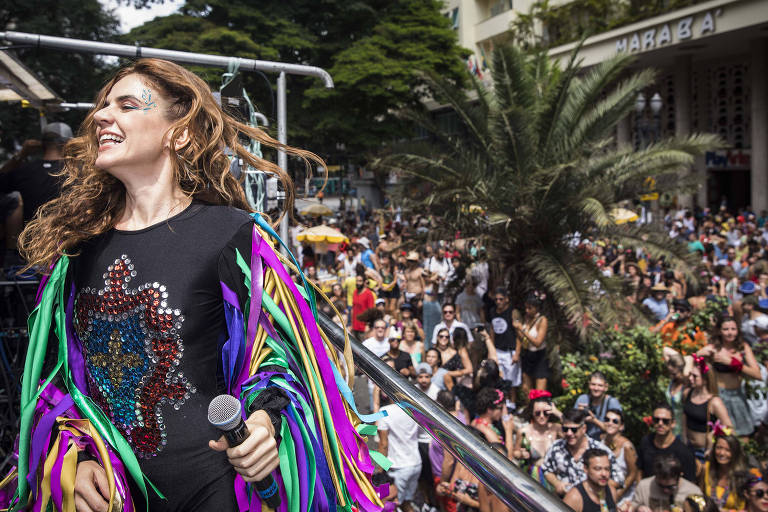 A cantora Mariana Aydar se apresenta no bloco Forrozin, no centro de So Paulo