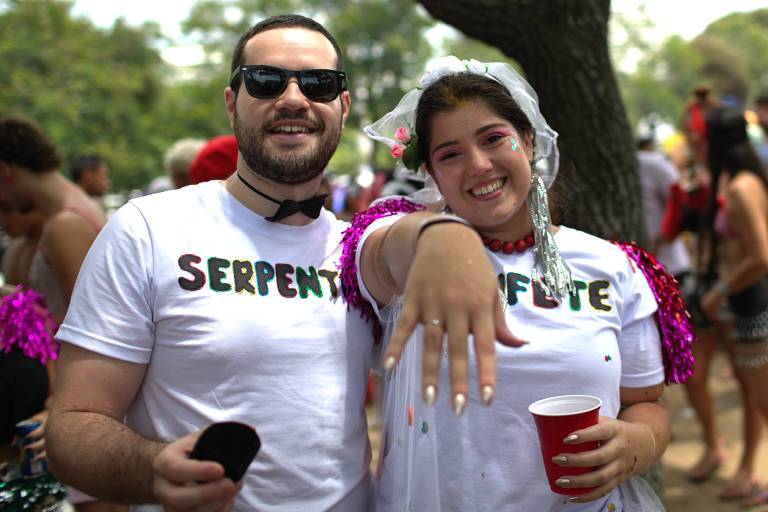 O casal Daniel Bordim, 28, e Lusa Carreiro, 26, ficou noivo no bloco de carnaval Sargento Pimenta, no aterro do Flamengo, zona sul do Rio de Janeiro