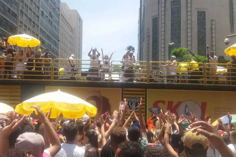 O Baianas Ozadas passou pela Praa Sete, no centro, arrastando uma multido