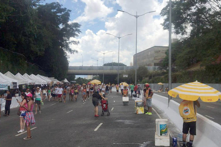 Barracas de comida e de food trucks foram montados em uma das laterais da 23 de Maio