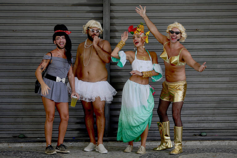 Folies antes do incio do bloco Vem C, Minha Flor, no Centro do Rio de Janeiro