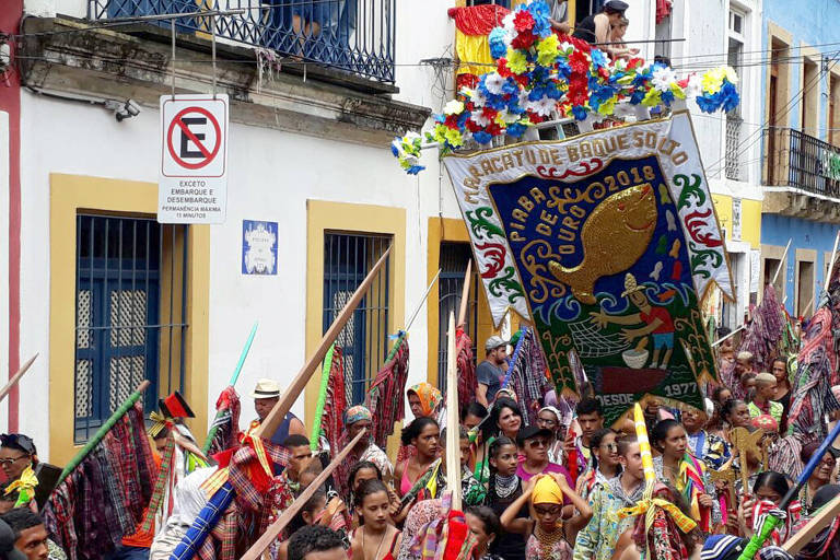 O Maracatu de Baque Solto Piaba de Ouro, fundado em 1977, se encontrou com a Troa Carnavalesca da Pitombeira dos Quatro Cantos, em Olinda nesta segunda-feira (12)