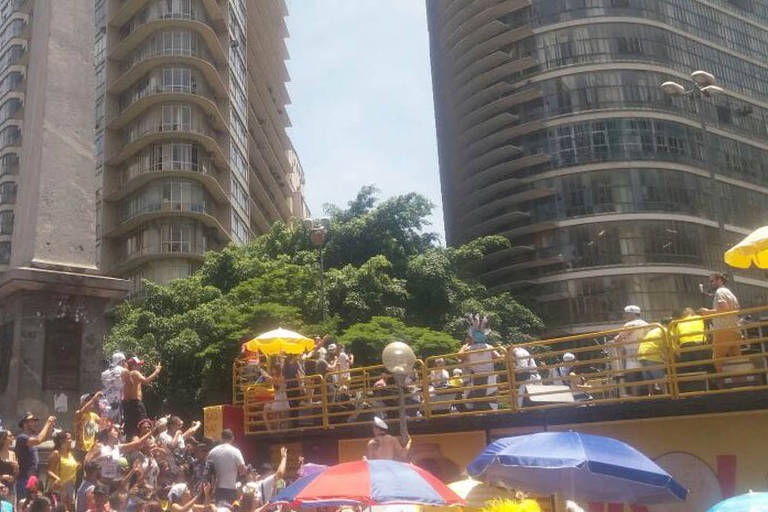 Baianas Ozadas passou pela Praa Sete, no centro, arrastando uma multido