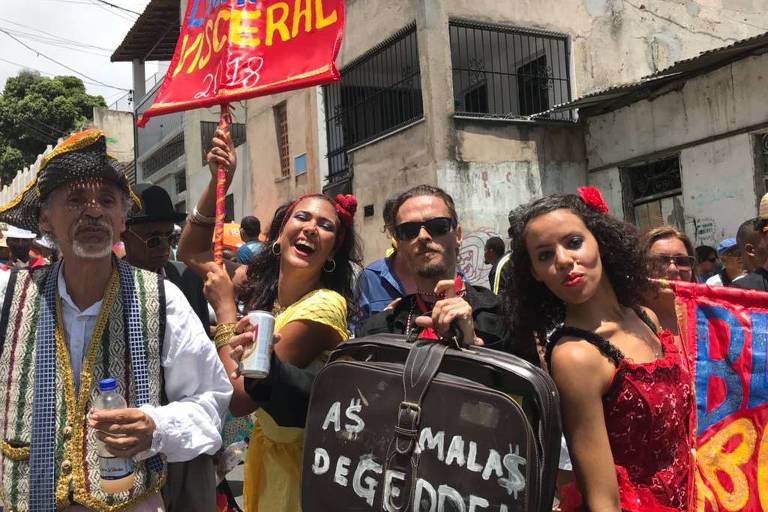 Folião transporta as 'malas de Geddel' durante desfile em Salvador