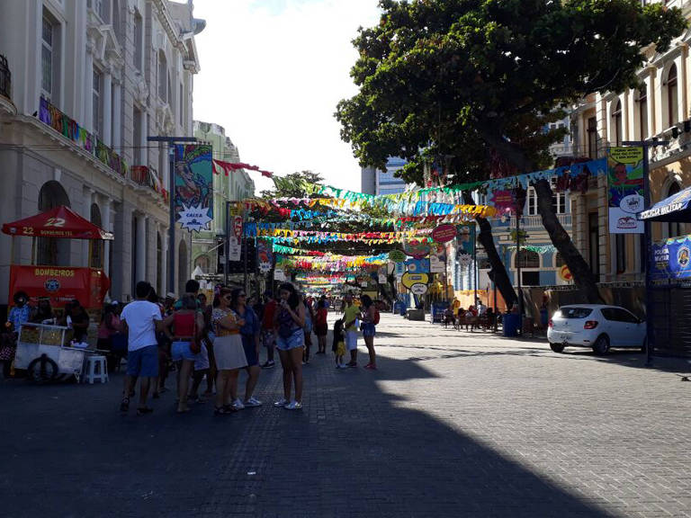 Pessoas comeam a chegar ao Marco Zero, no Recife Antigo