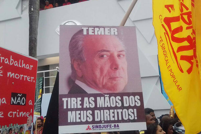 O presidente Michel Temer tambm foi alvo de protestos dos folies durante a passagem de bloco em Salvador