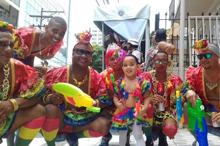 Participantes do bloco As Muquiranas tem desfile 'em famlia' em Salvador 