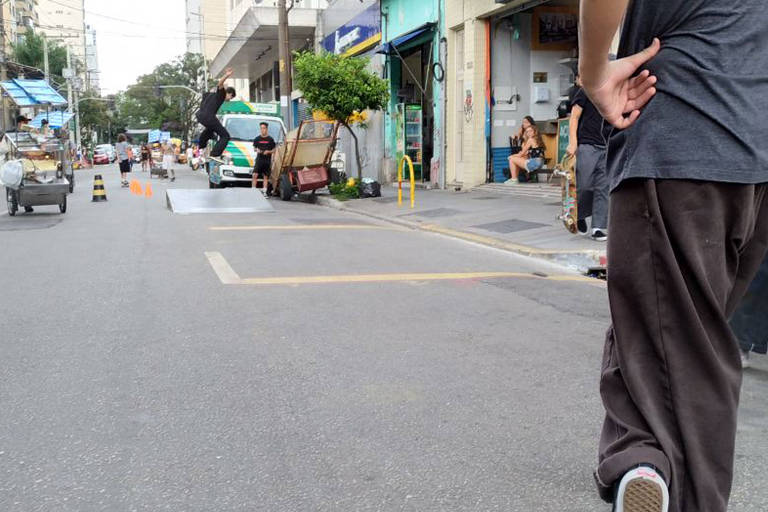 A poucos passos doLargo da Batata,a rua Ferno Dias vive um dia de tranquilidade 