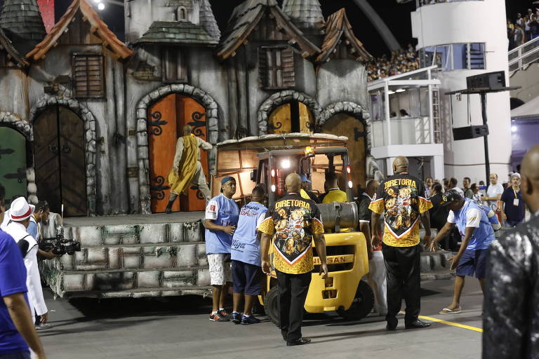 Carro alegrico passa pela avenida com auxlio de reboque aps apresentar problema