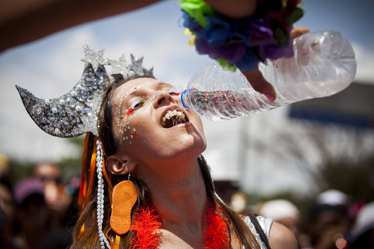 Foliona bebe água no bloco Havaianas Usadas em Belo Horizonte - Alexandre Mota/UOL
