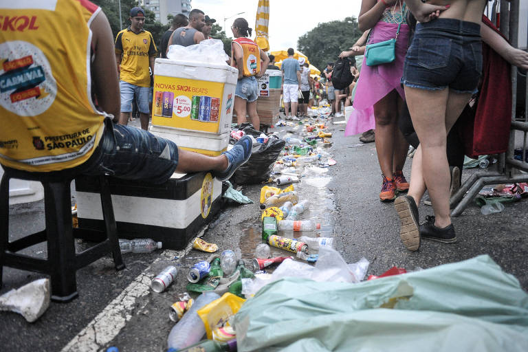 Desfile dos blocos de Carnaval na avenida 23 de maio e dispersão; Muito lixo em todo trajeto da avenida 23 de Maio 
Foto Reinaldo Canato / Folhapress