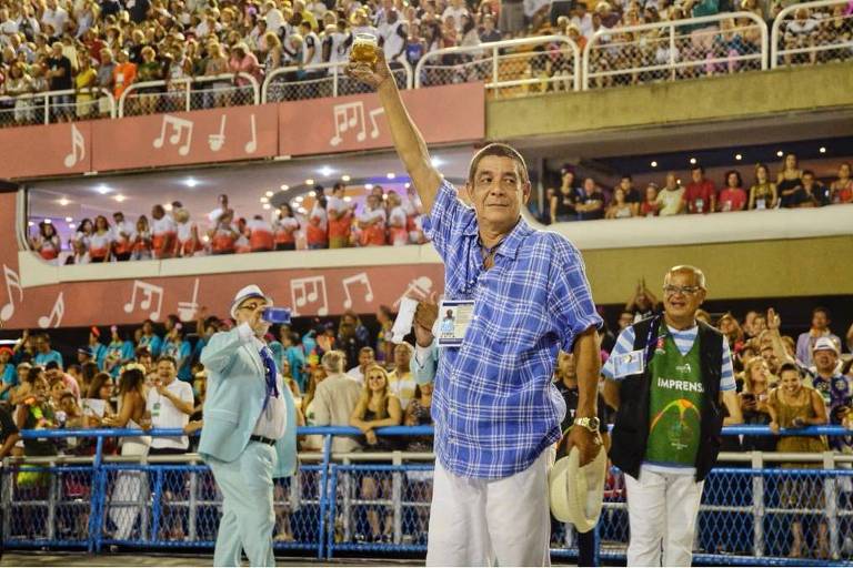 Zeca Pagodinho saudando os jurados da Sapuca,  frente da Portela