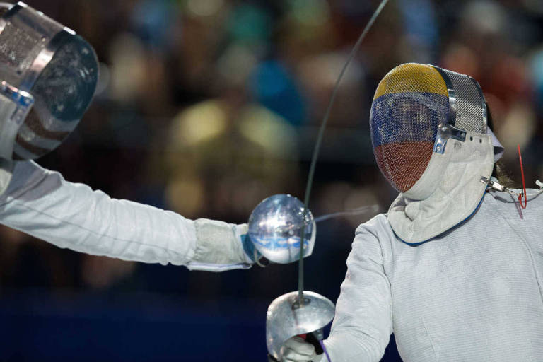 Do lado direito, a venezuelana Alejandra Benitez aponta a espada em luta contra a americana Dagmara Wozniak, do lado esquerdo, na final da esgrima nos jogos Pan Americanos de Toronto, no Canadá