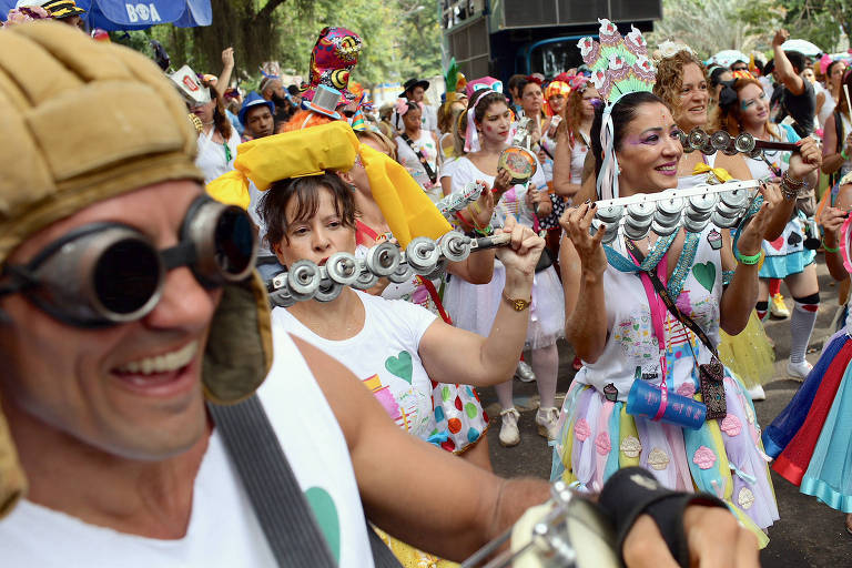 Foliões nos blocos nesta terça feira de carnaval no Rio Cotidiano Fotografia