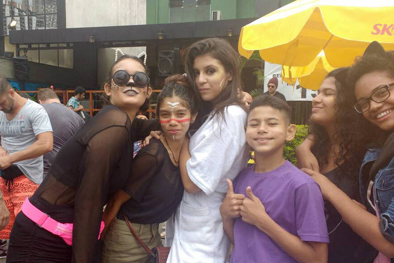 Os folies Brenda Carvalho, Giovana Diries e Brendi Rizzo aguardam incio do bloco Carnajazz, na zona sul de So Paulo