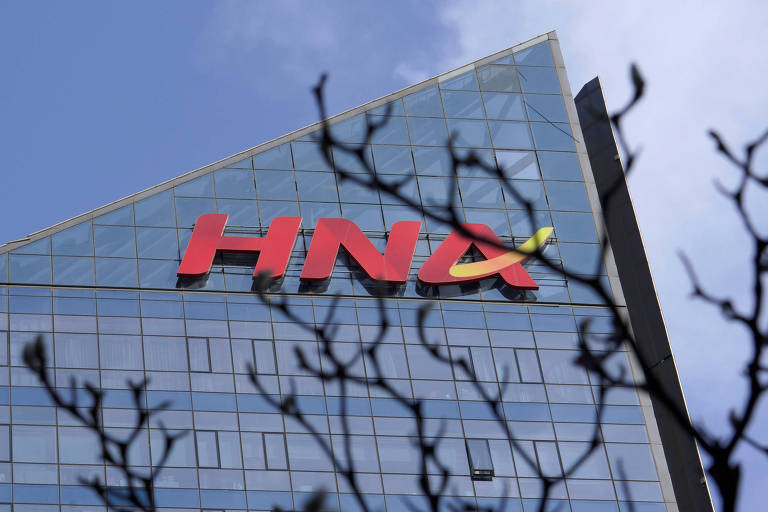 Logo da HNA exibido no prédio da companhia em Beijing, na China 