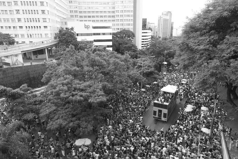  Bloco Pinga Ni Min atrai multidão na 23 de Maio, uma das principais vias de São Paulo