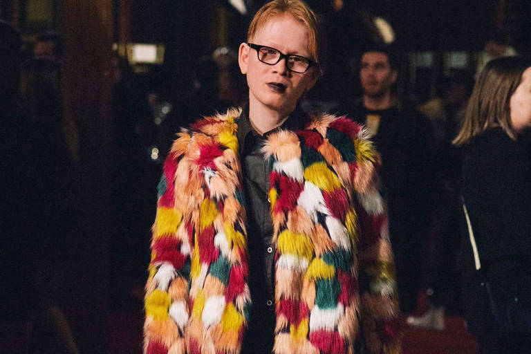 A jornalista Meredith Talusan de casaco colorido