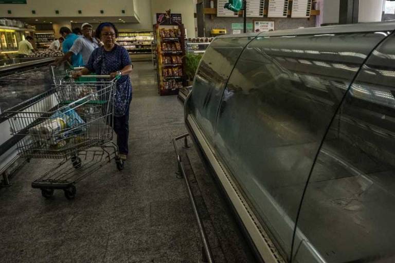 Todas as vitrines estão vazios no açougue de um supermercado de Caracas, em 2015