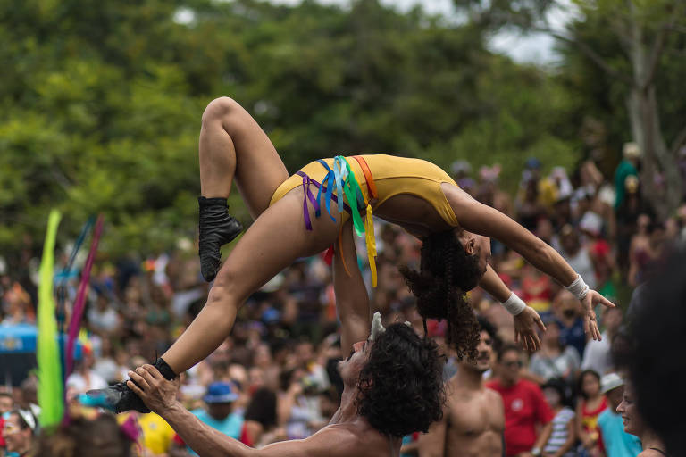 Bloco Orquestra Voadora faz sua tradicional apresentao no aterro do Flamengo utilizando elementos circenses