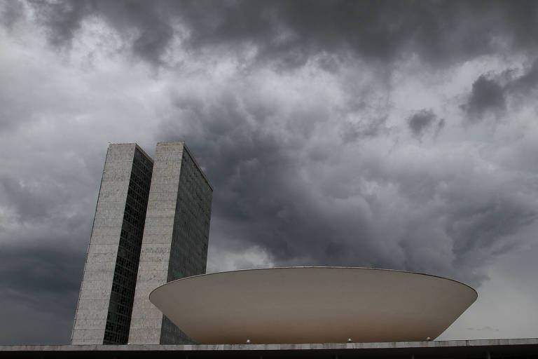 Nuvens de tempestade se formam perto do Congresso, em Brasília