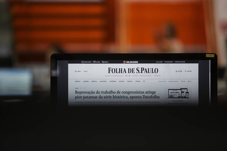 Tela na Redação da Folha exibe novo site do jornal