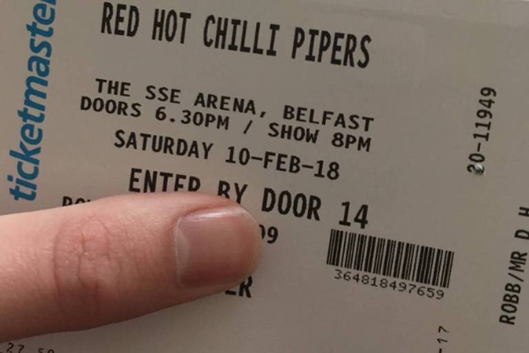 Homem presenteia namorada com show do Red Hot Chili Peppers, mas descobre que ingresso é para show de gaita
