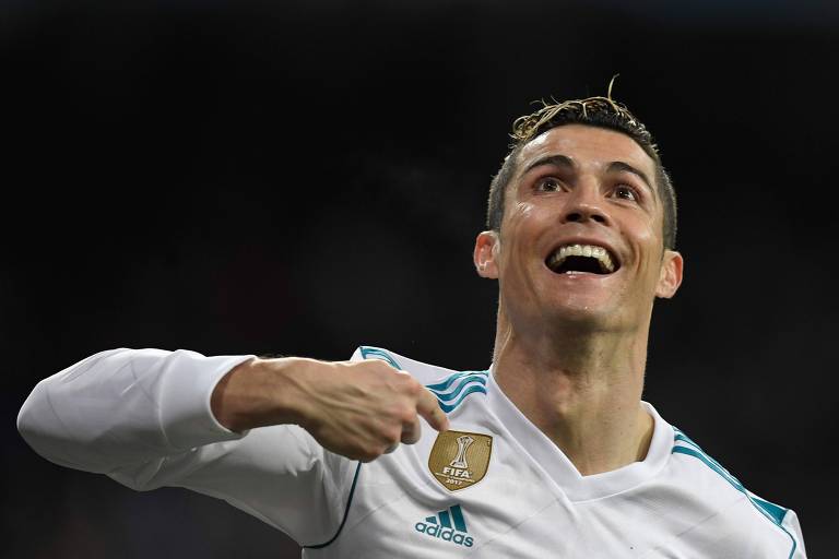 O português Cristiano Ronaldo, do Real Madrid, comemora um dos gols marcados na vitória por 2 a 1 sobre o PSG, no estádio Santiago Bernabéu