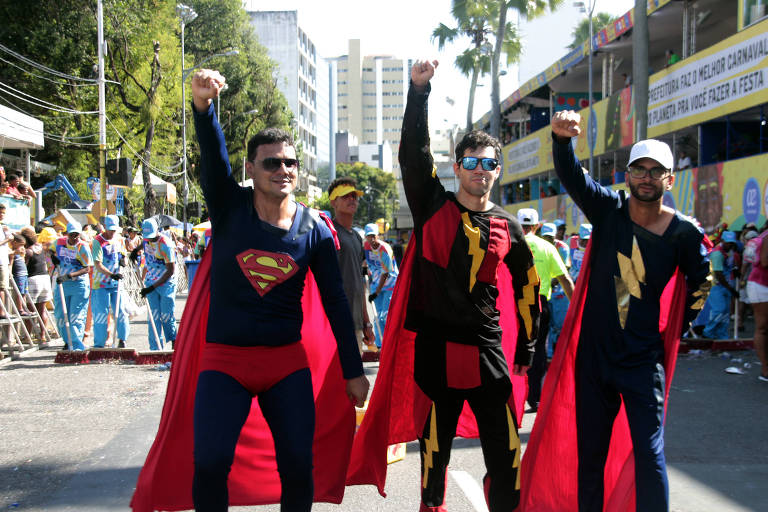 Super-heróis no circuito Osmar-Campo Grande, no Carnaval de Salvador, no sábado (10)